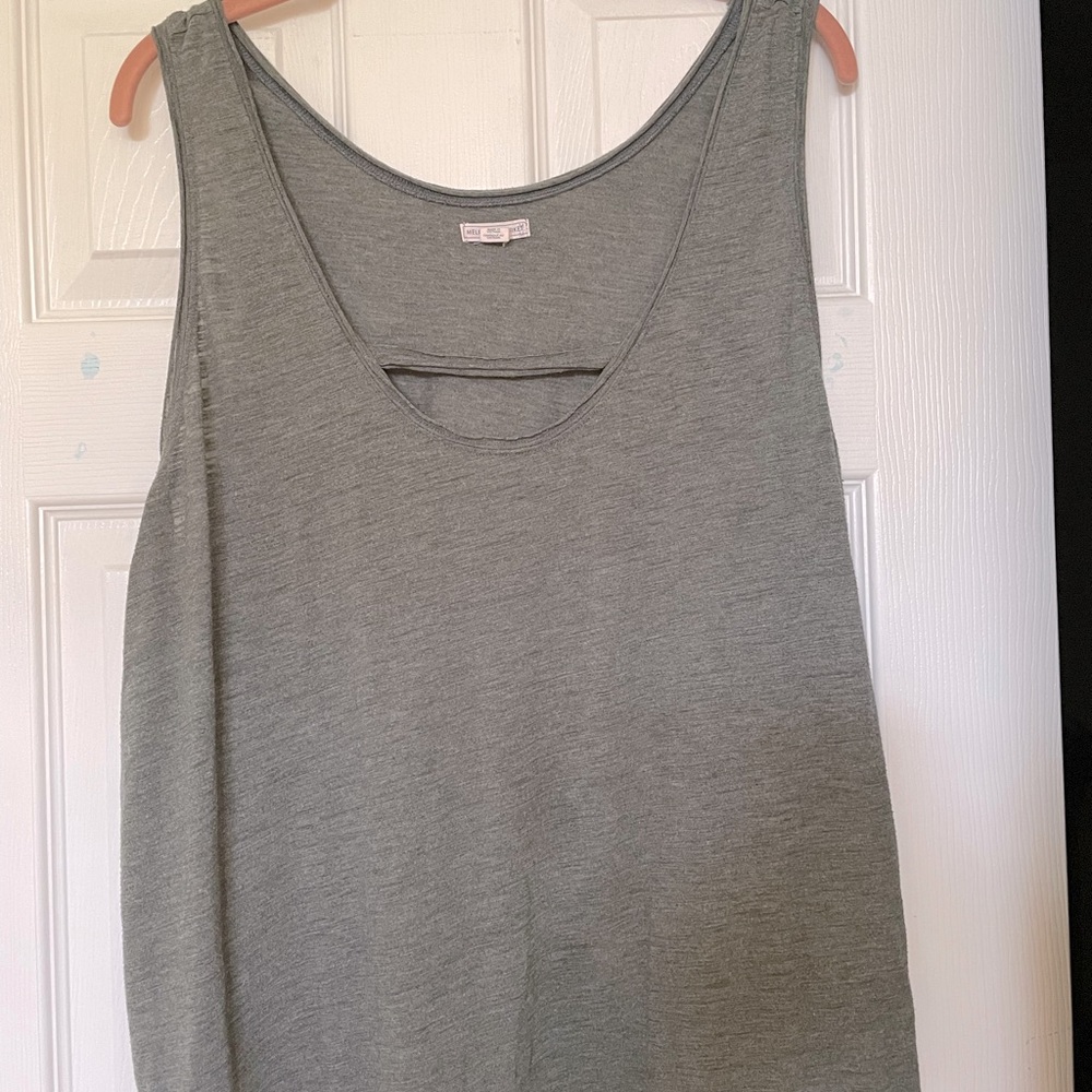 Crop tank top! Melrose and market with cute keyhole detail and hem